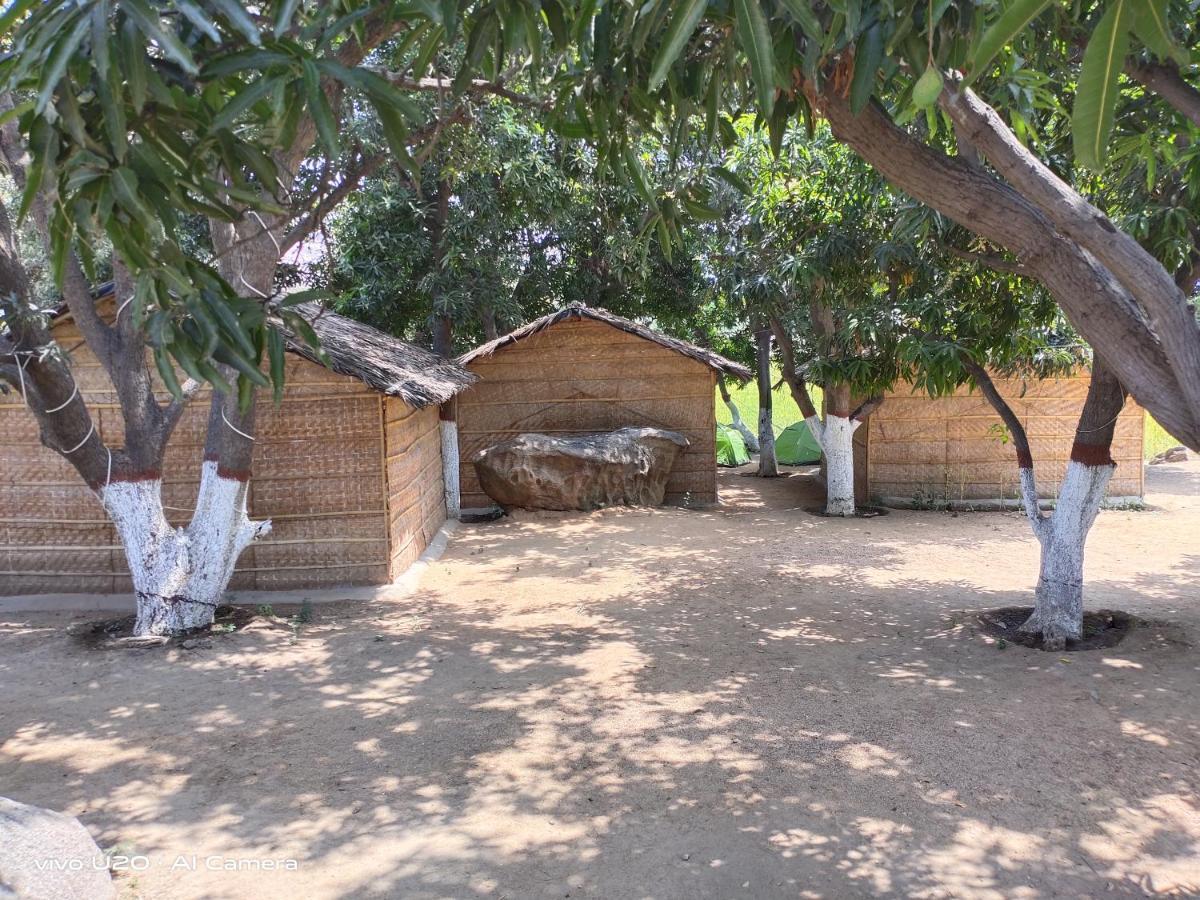 Sunrise Guest House & Restaurant Hampi Buitenkant foto