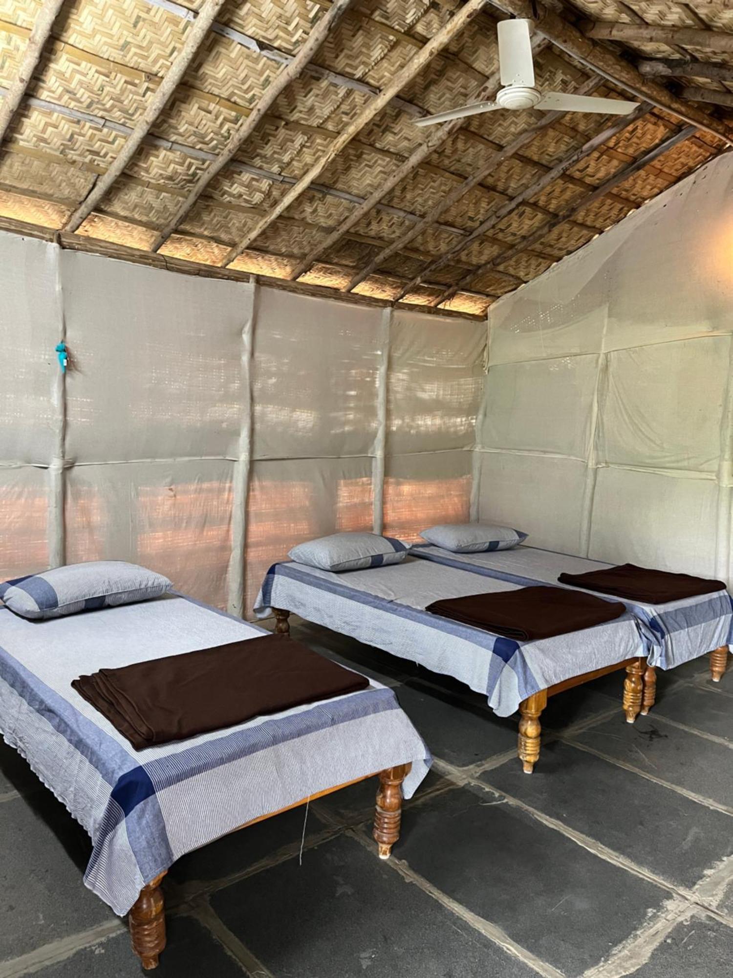 Sunrise Guest House & Restaurant Hampi Buitenkant foto
