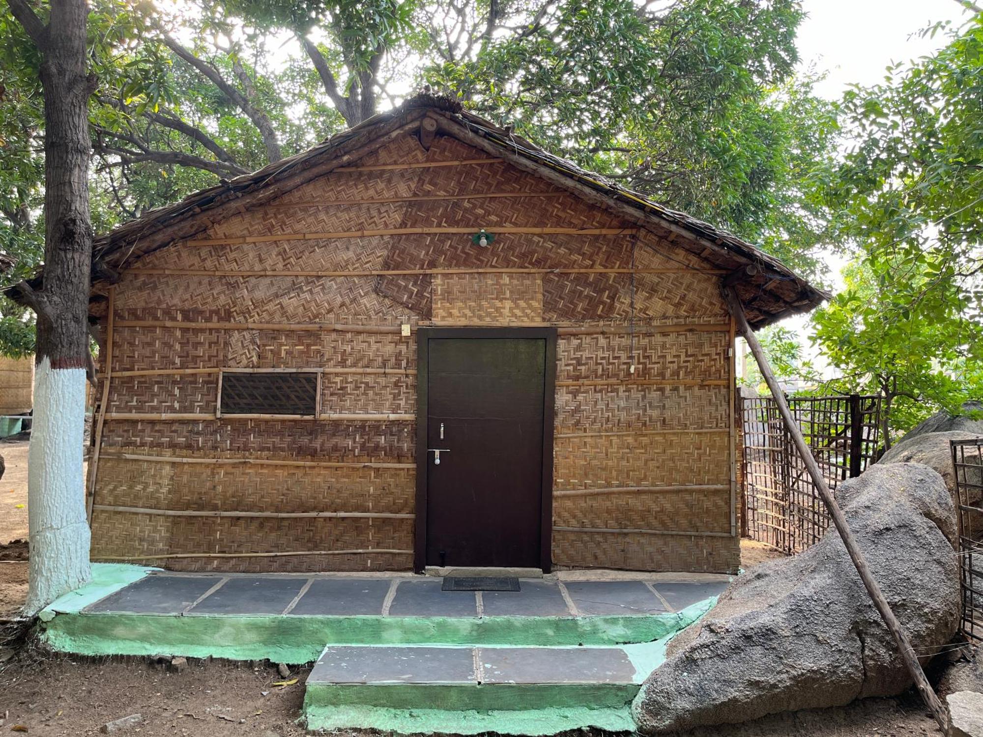Sunrise Guest House & Restaurant Hampi Buitenkant foto