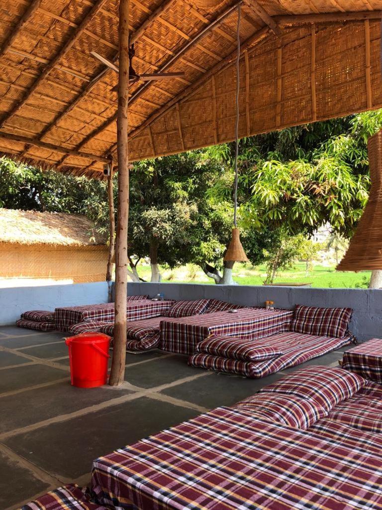 Sunrise Guest House & Restaurant Hampi Buitenkant foto