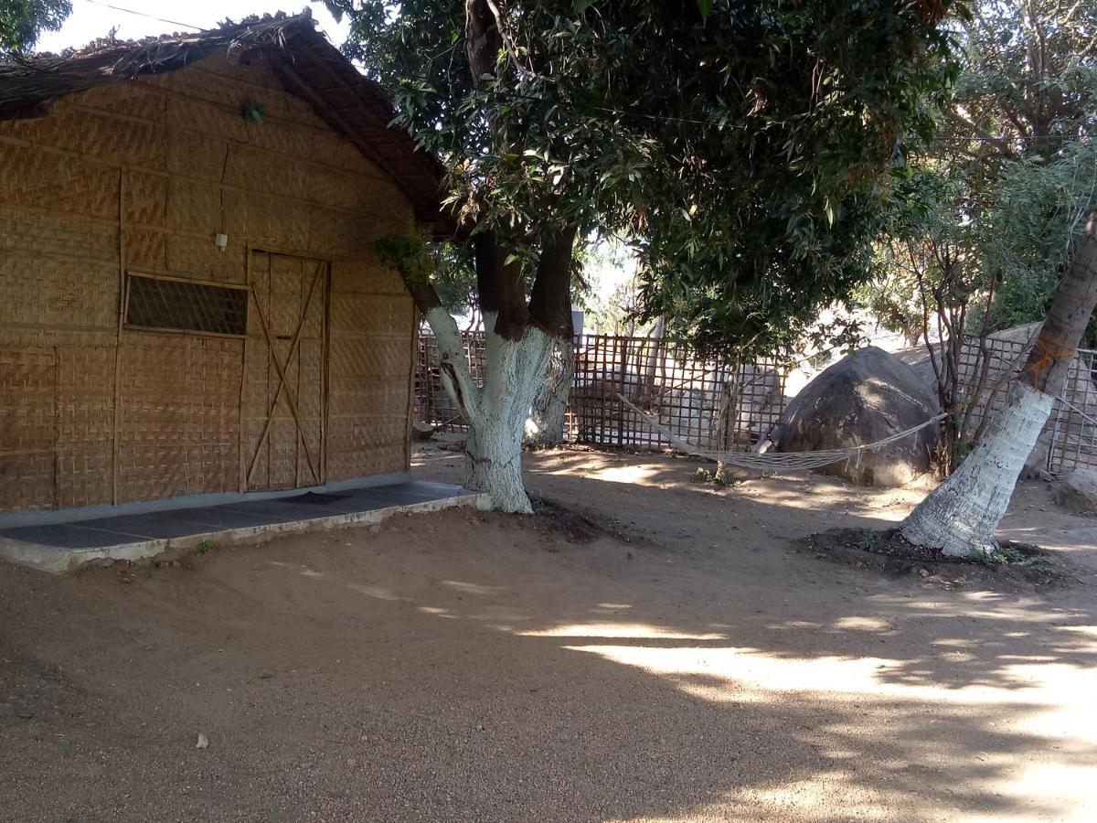 Sunrise Guest House & Restaurant Hampi Buitenkant foto