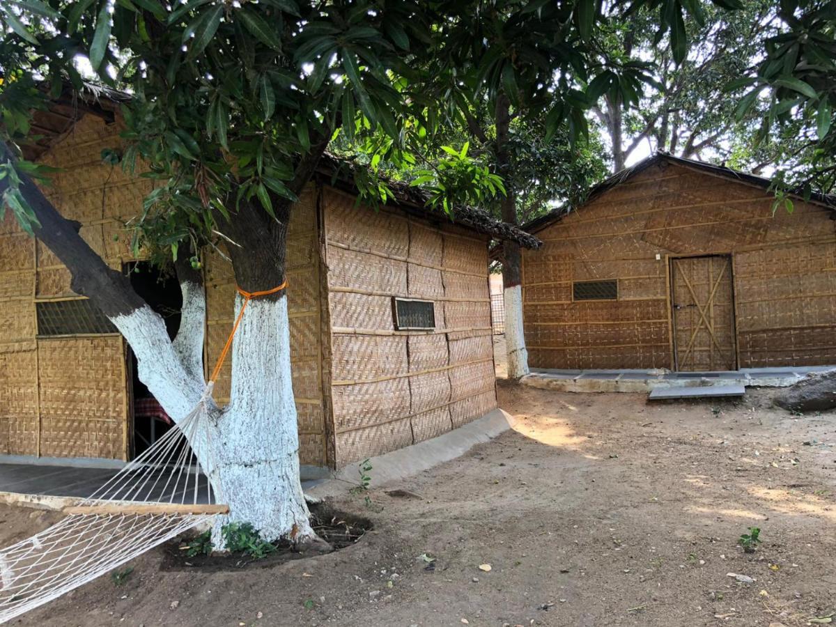 Sunrise Guest House & Restaurant Hampi Buitenkant foto